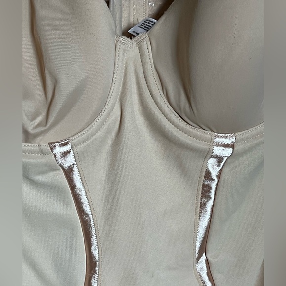 Flexees foundation bodysuit .  Like new from nonsmoking home.  Size 36B. - Picture 2 of 3